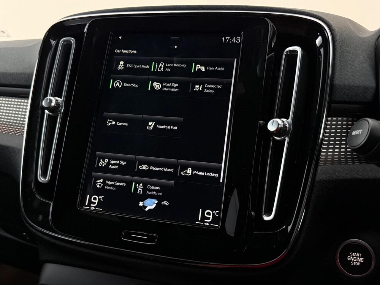 Volvo XC40 thumbnail Infotainment System