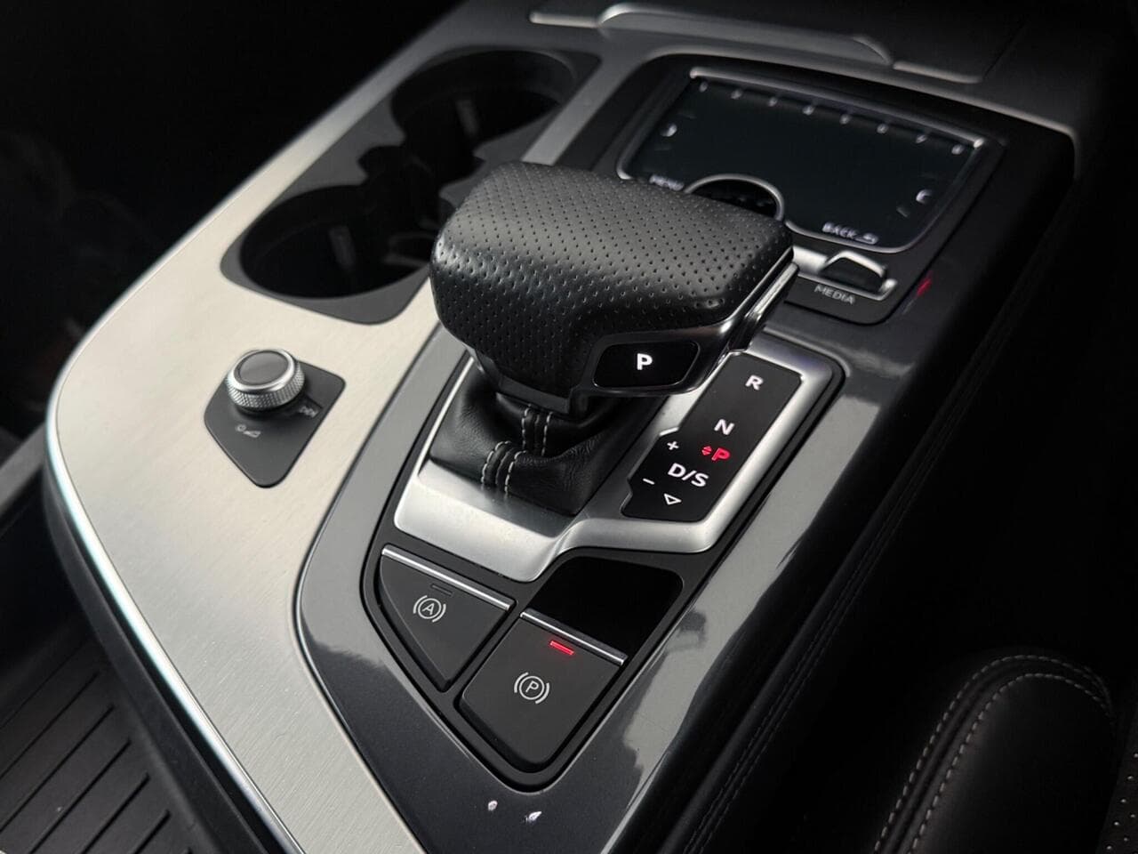Audi Q7 thumbnail Interior Front