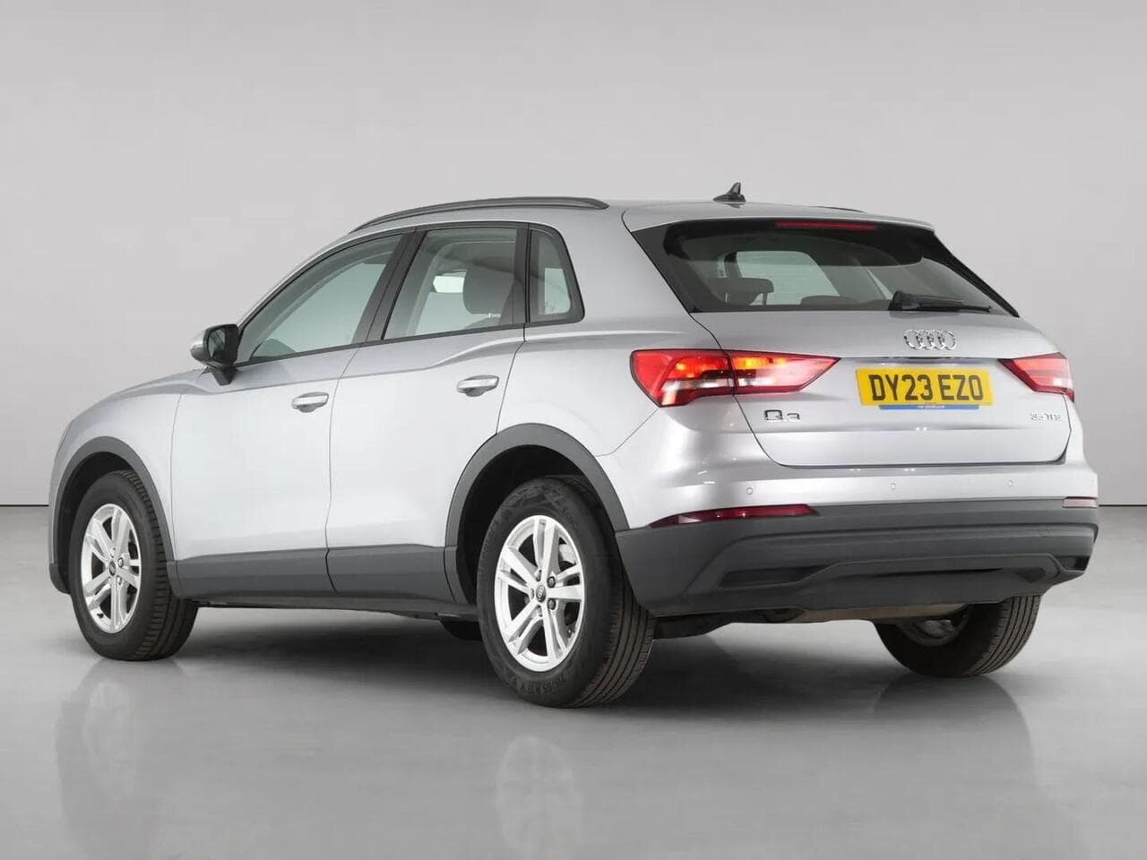 Audi Q3 thumbnail Rear Left