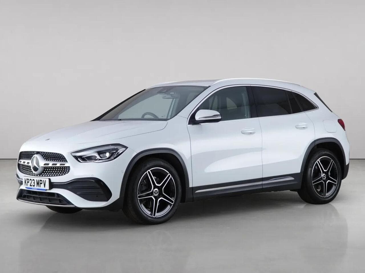 Mercedes-Benz GLA thumbnail Front Left
