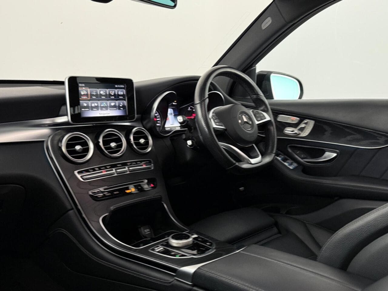 Mercedes-Benz GLC thumbnail Interior Front