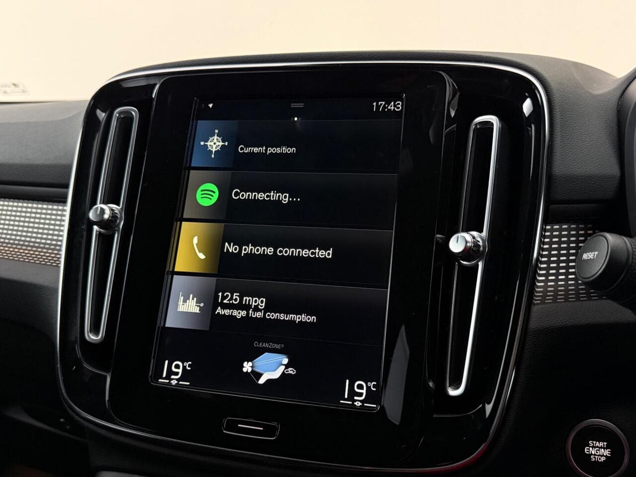Volvo XC40 thumbnail Infotainment System