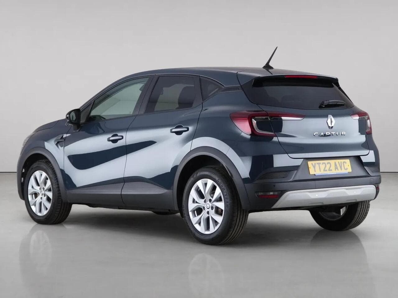 Renault Captur thumbnail Rear Left
