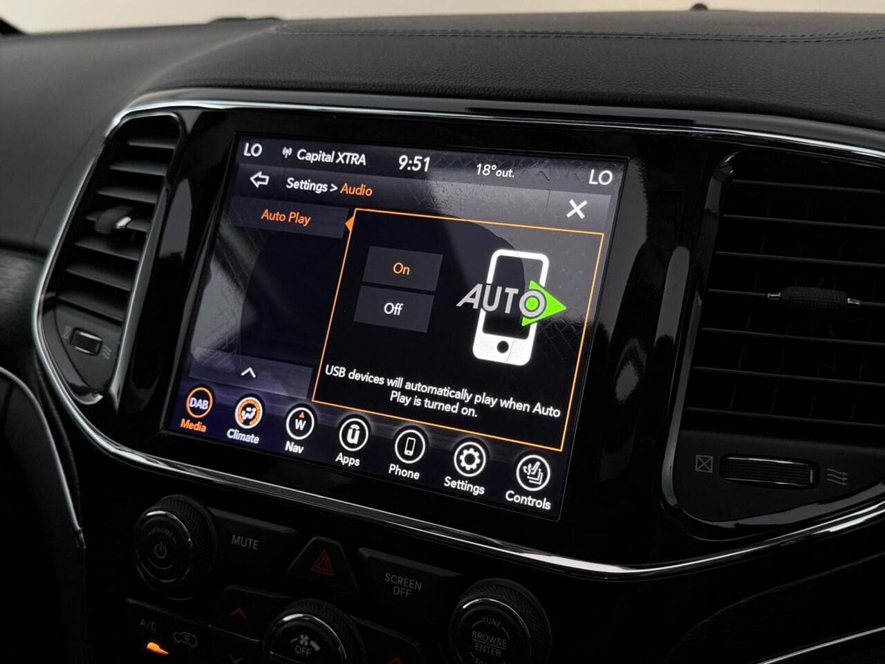 Jeep Grand Cherokee thumbnail Infotainment System