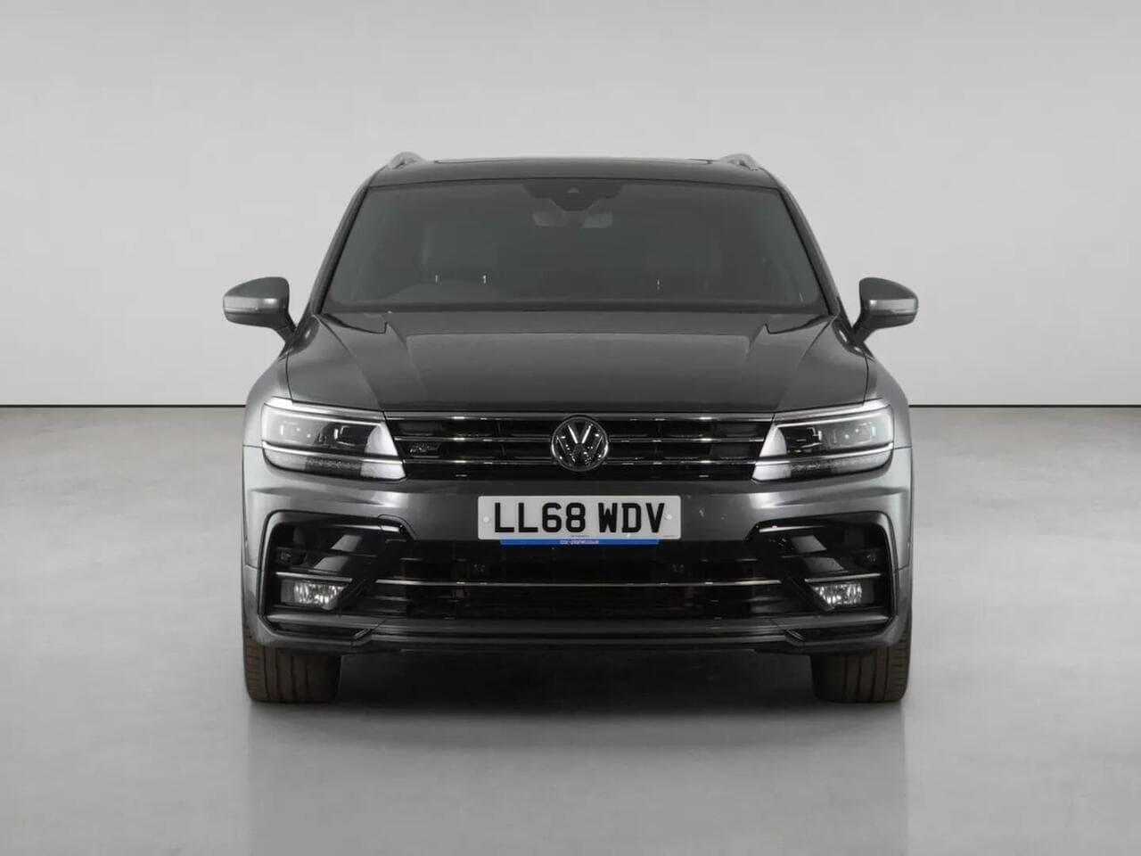 Volkswagen Tiguan thumbnail Front
