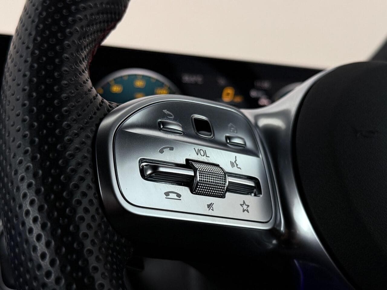 Mercedes-Benz GLB thumbnail Misc Controls