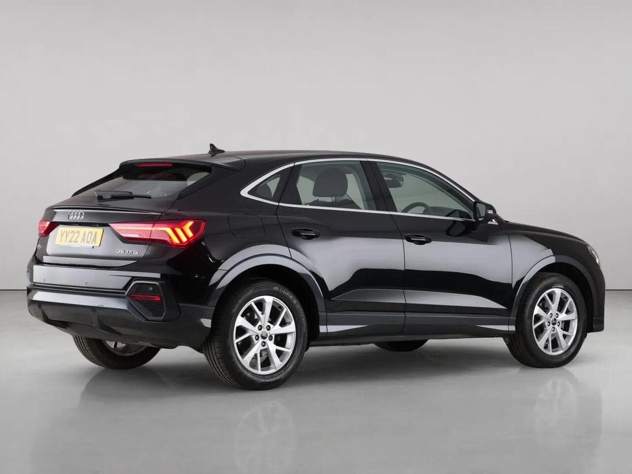 Audi Q3 thumbnail Rear Right