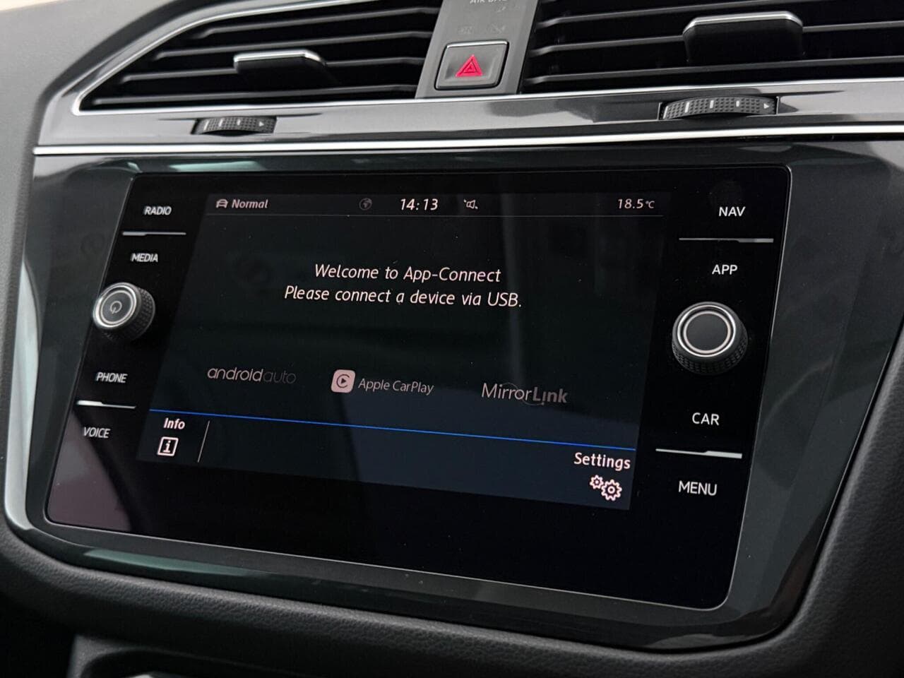 Volkswagen Tiguan thumbnail Infotainment System
