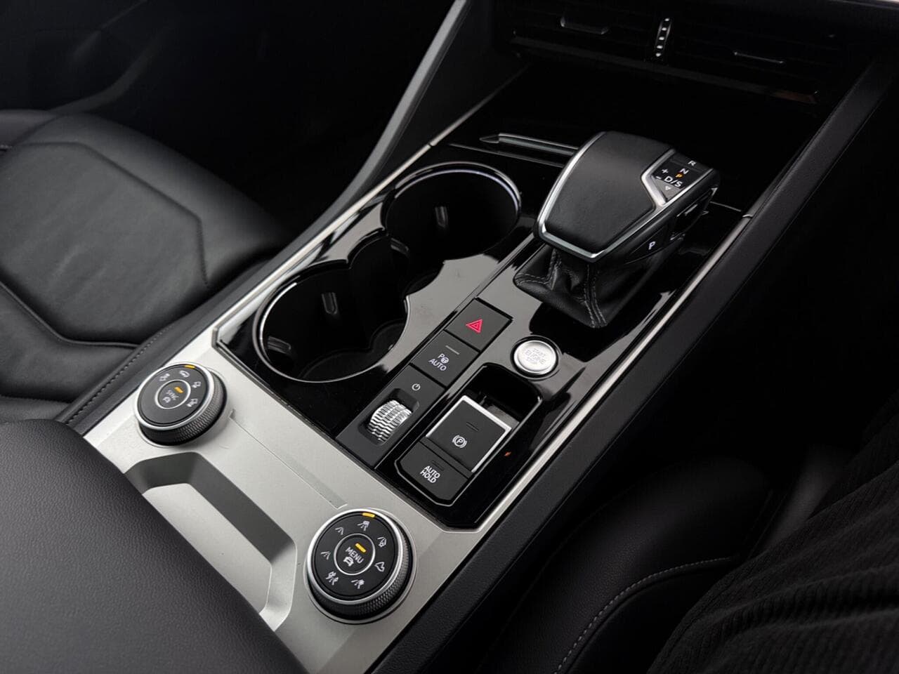 Volkswagen Touareg thumbnail Interior Front