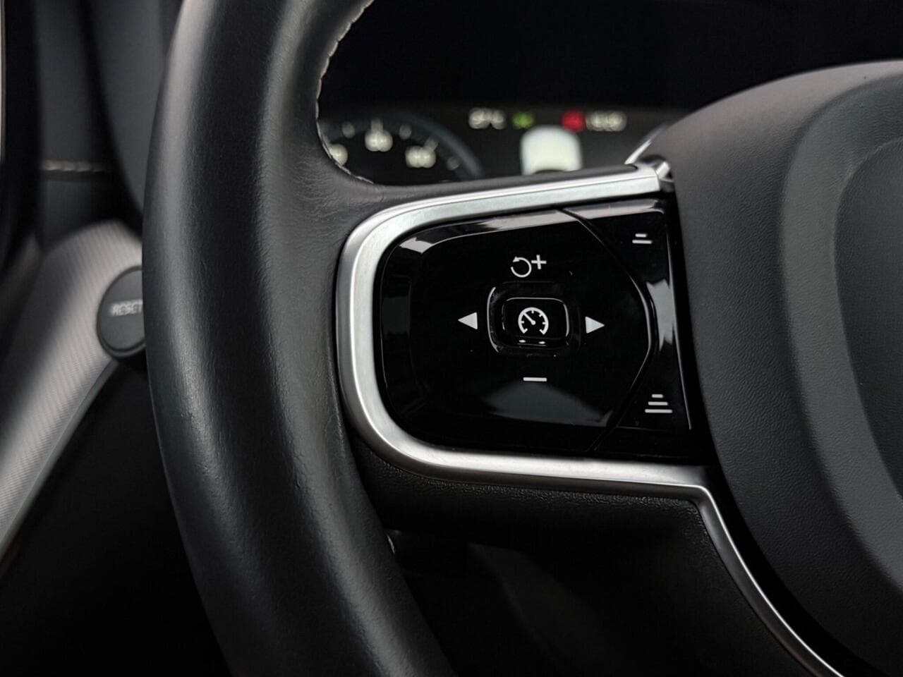 Volvo XC60 thumbnail Misc Controls