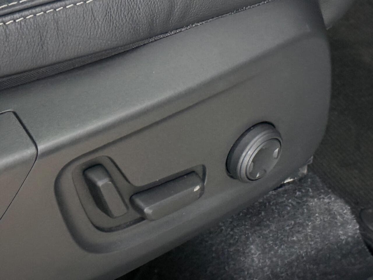 Volvo XC40 thumbnail Misc Controls