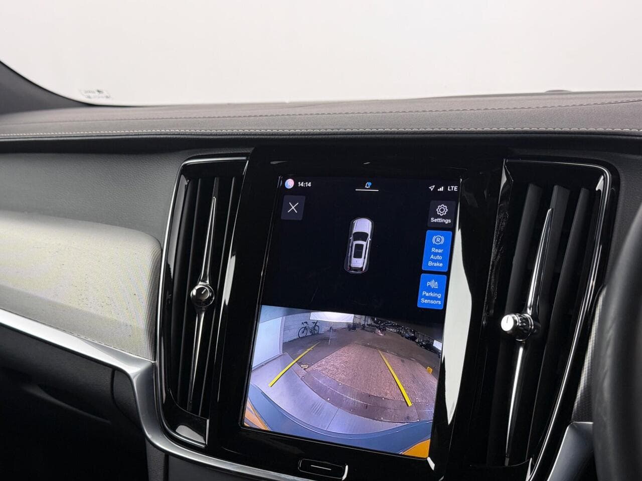Volvo V90 thumbnail Infotainment System