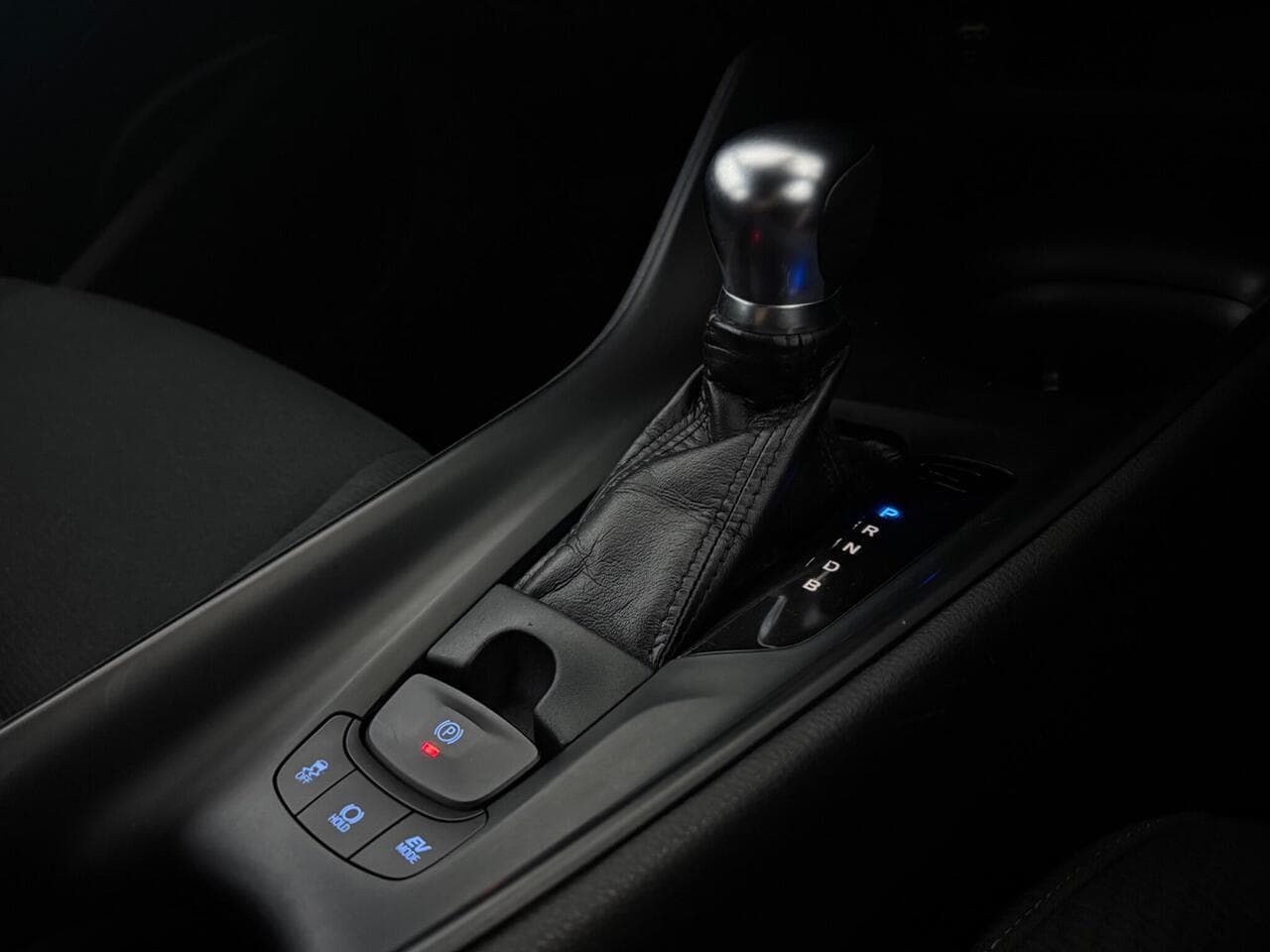 Toyota C-HR thumbnail Interior Front
