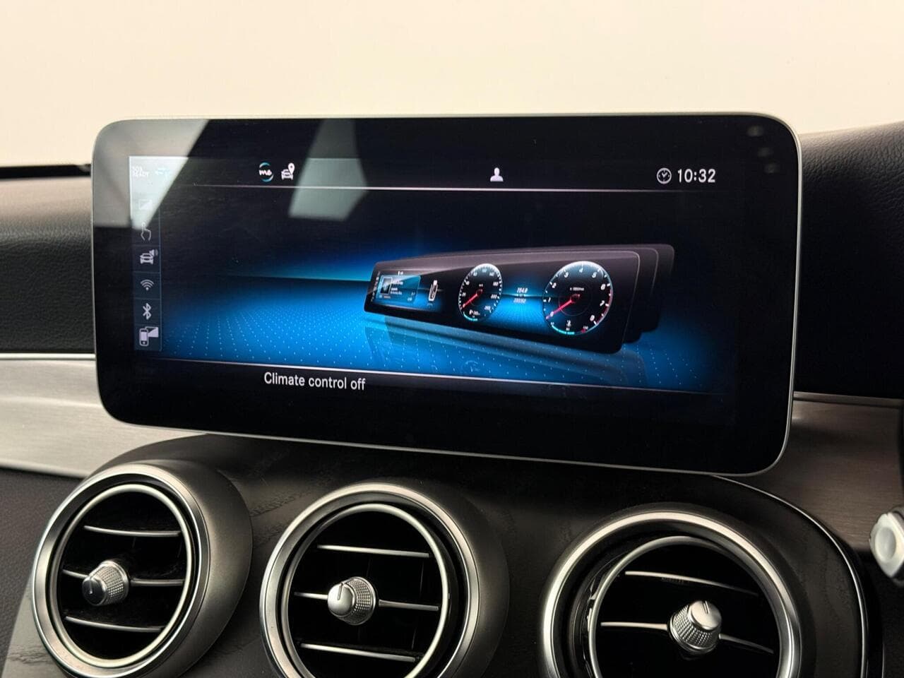 Mercedes-Benz C Class thumbnail Infotainment System
