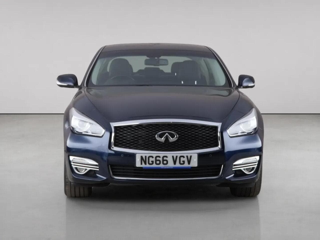 Infiniti Q70 thumbnail Front