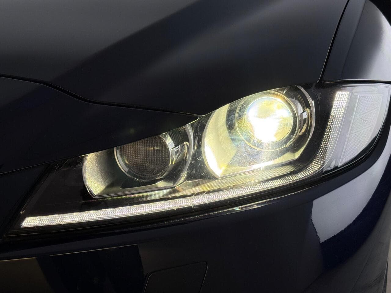 Jaguar F-PACE thumbnail Lights Front