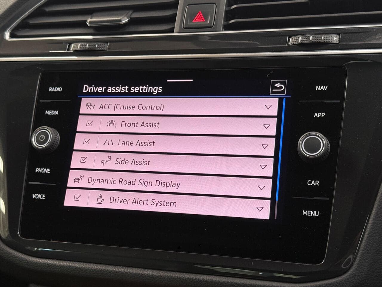 Volkswagen Tiguan thumbnail Infotainment System