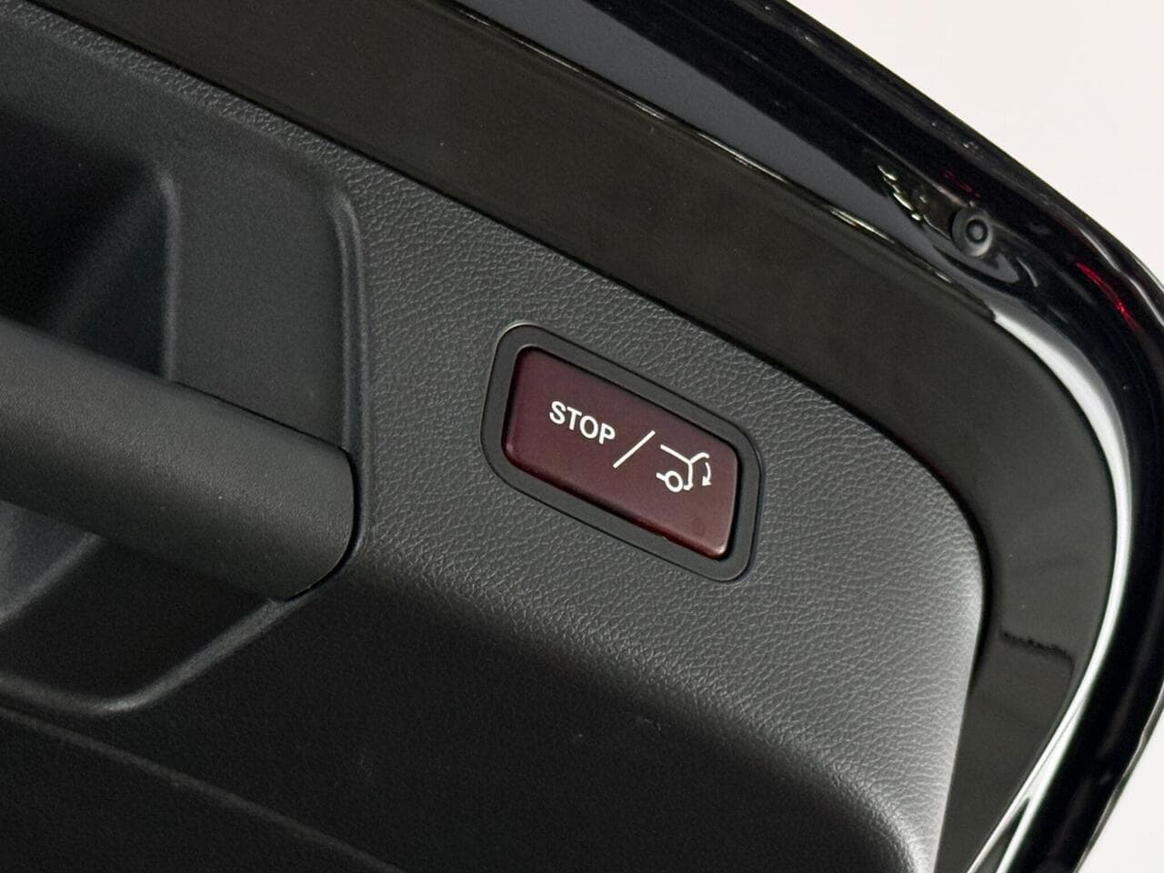 Mercedes-Benz GLA thumbnail Misc Controls