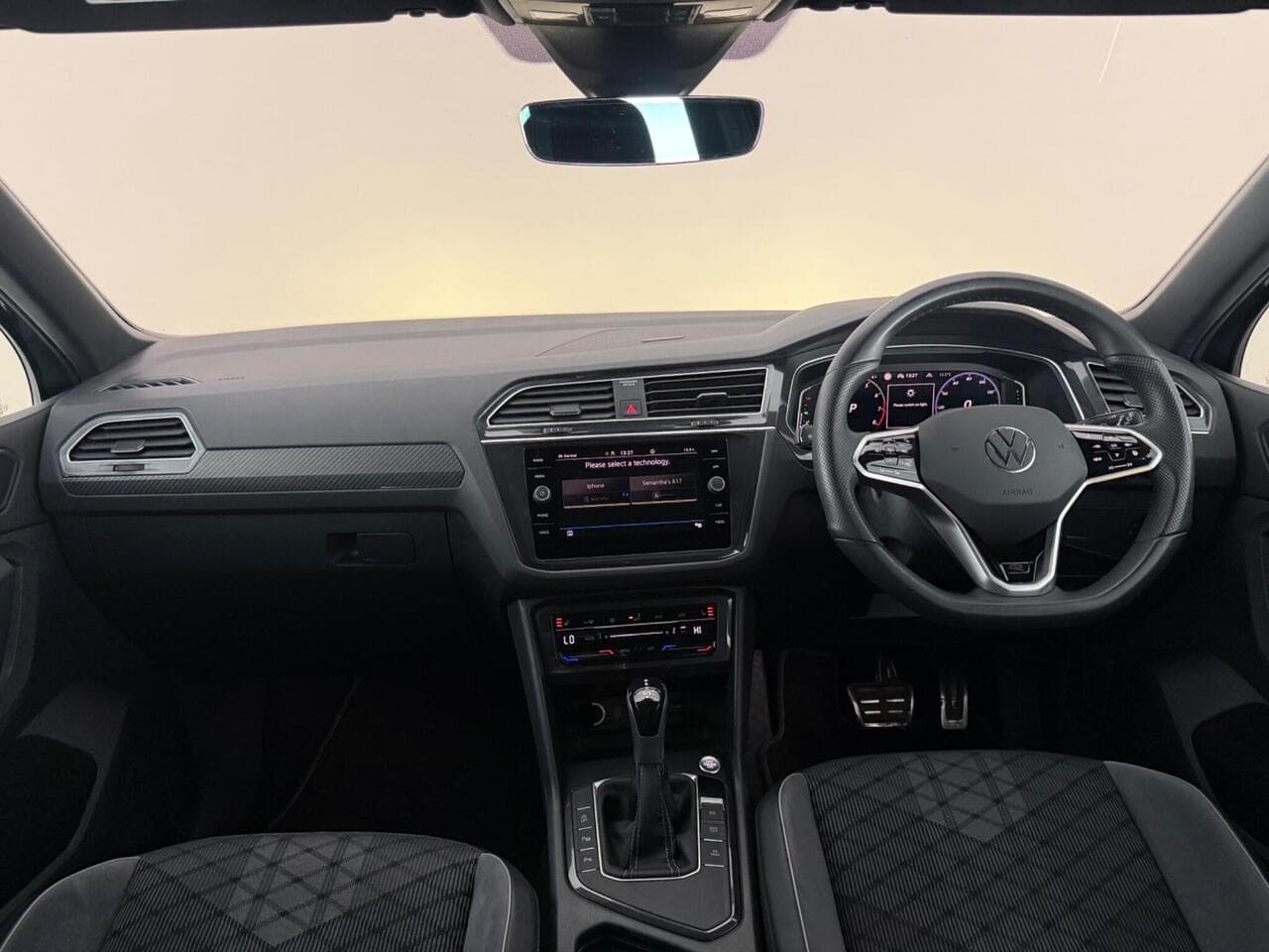 Volkswagen Tiguan thumbnail Interior Front