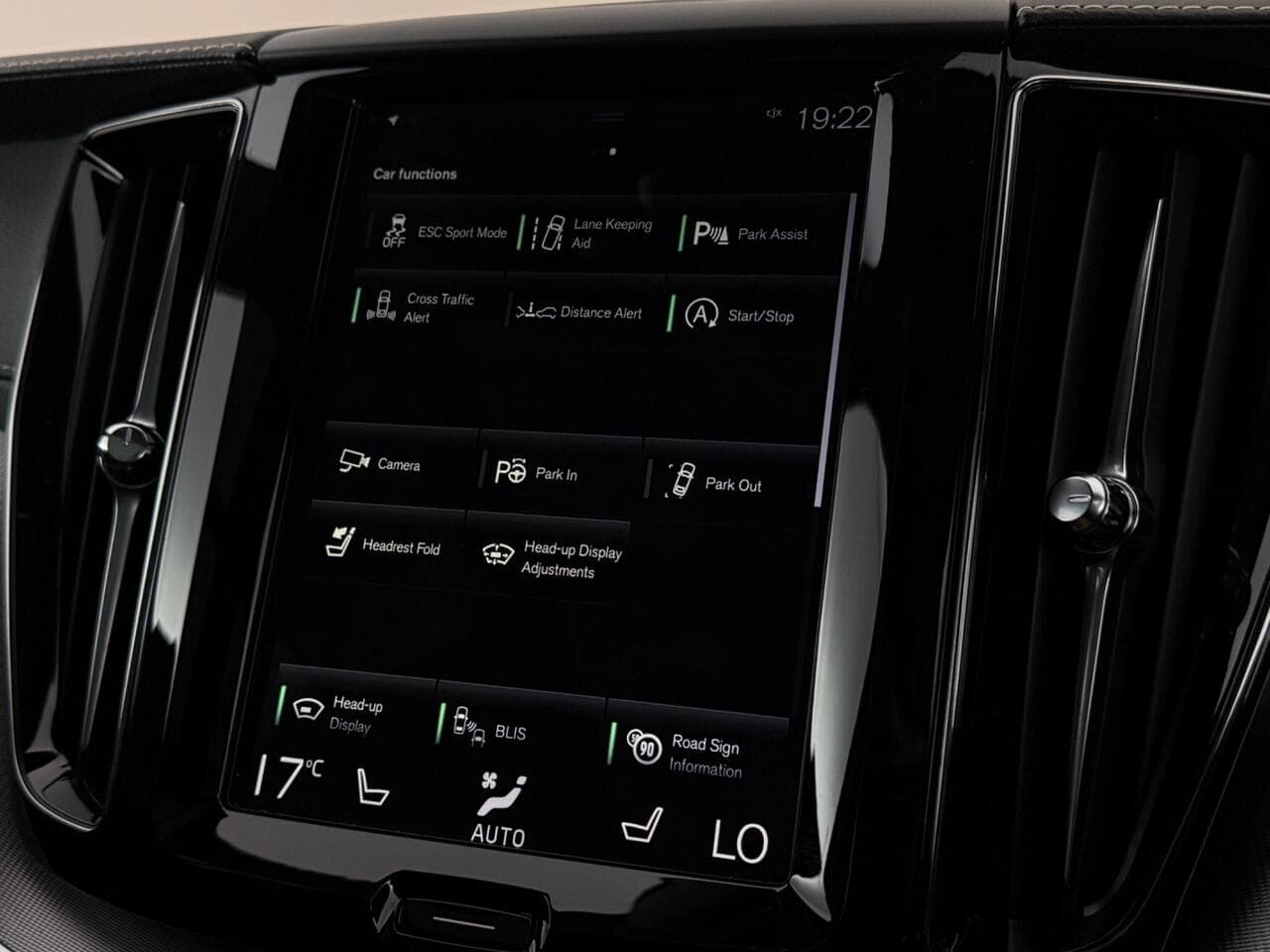 Volvo XC60 thumbnail Infotainment System