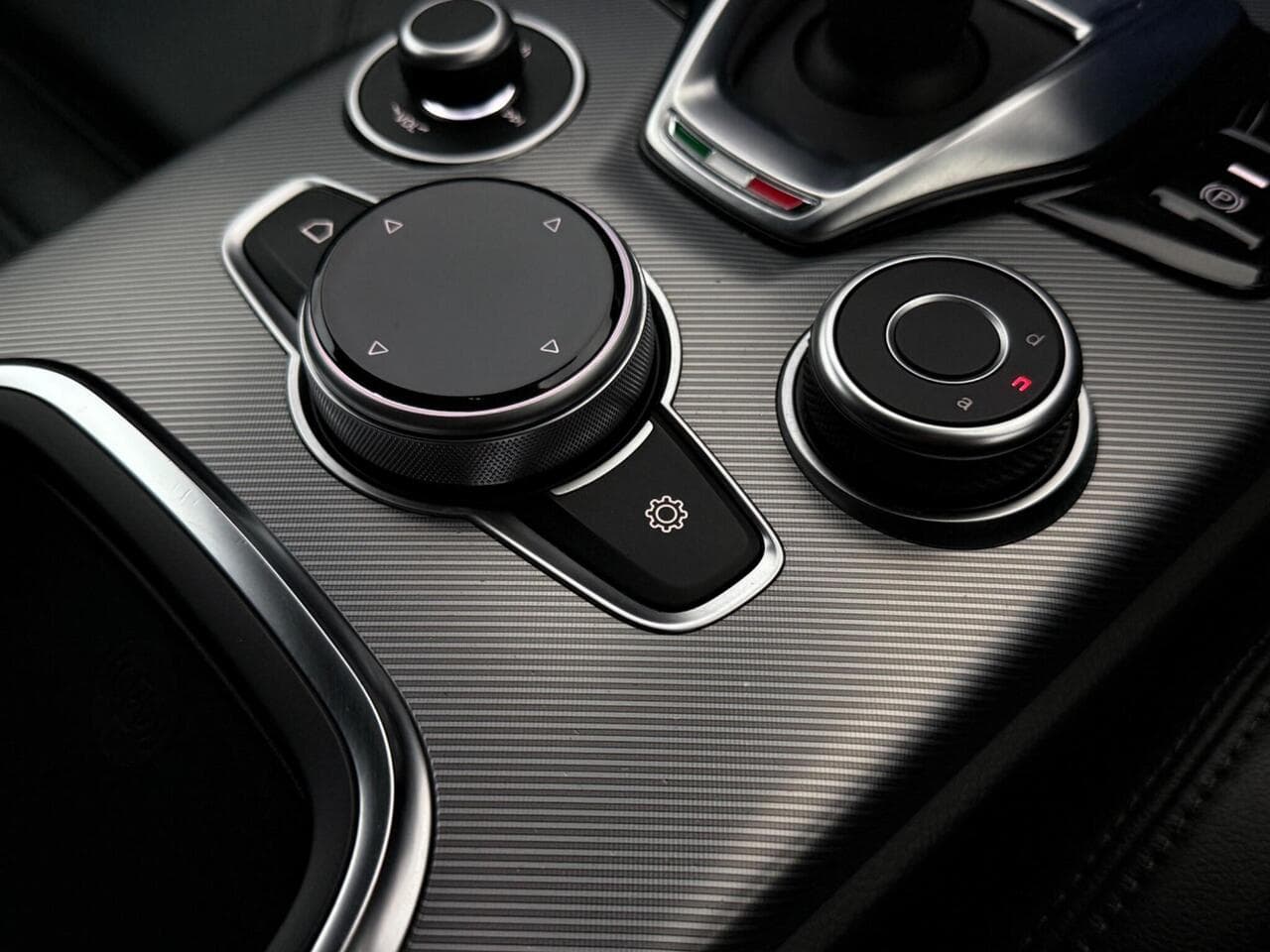 Alfa Romeo Stelvio thumbnail Misc Controls