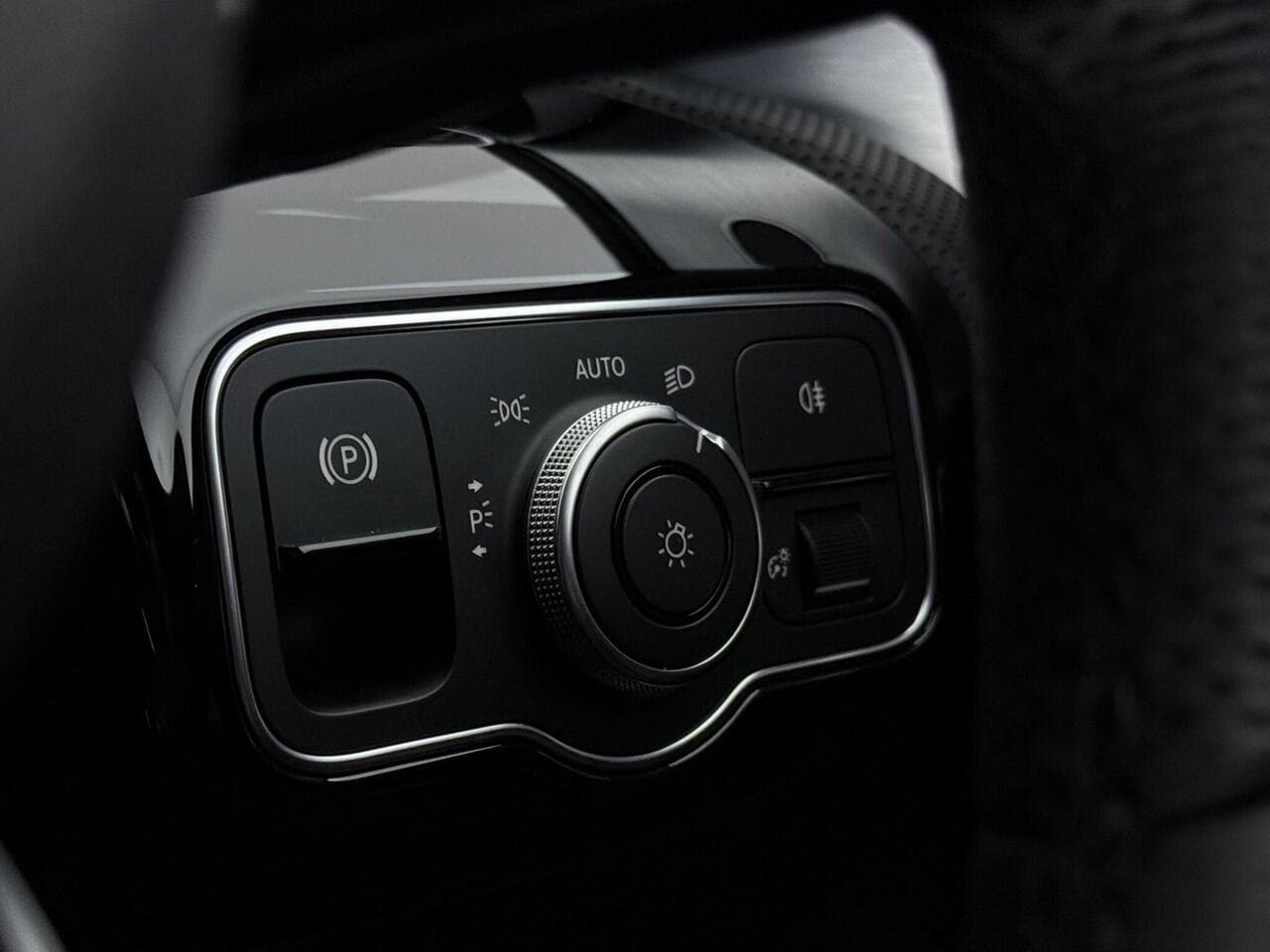 Mercedes-Benz CLA thumbnail Misc Controls