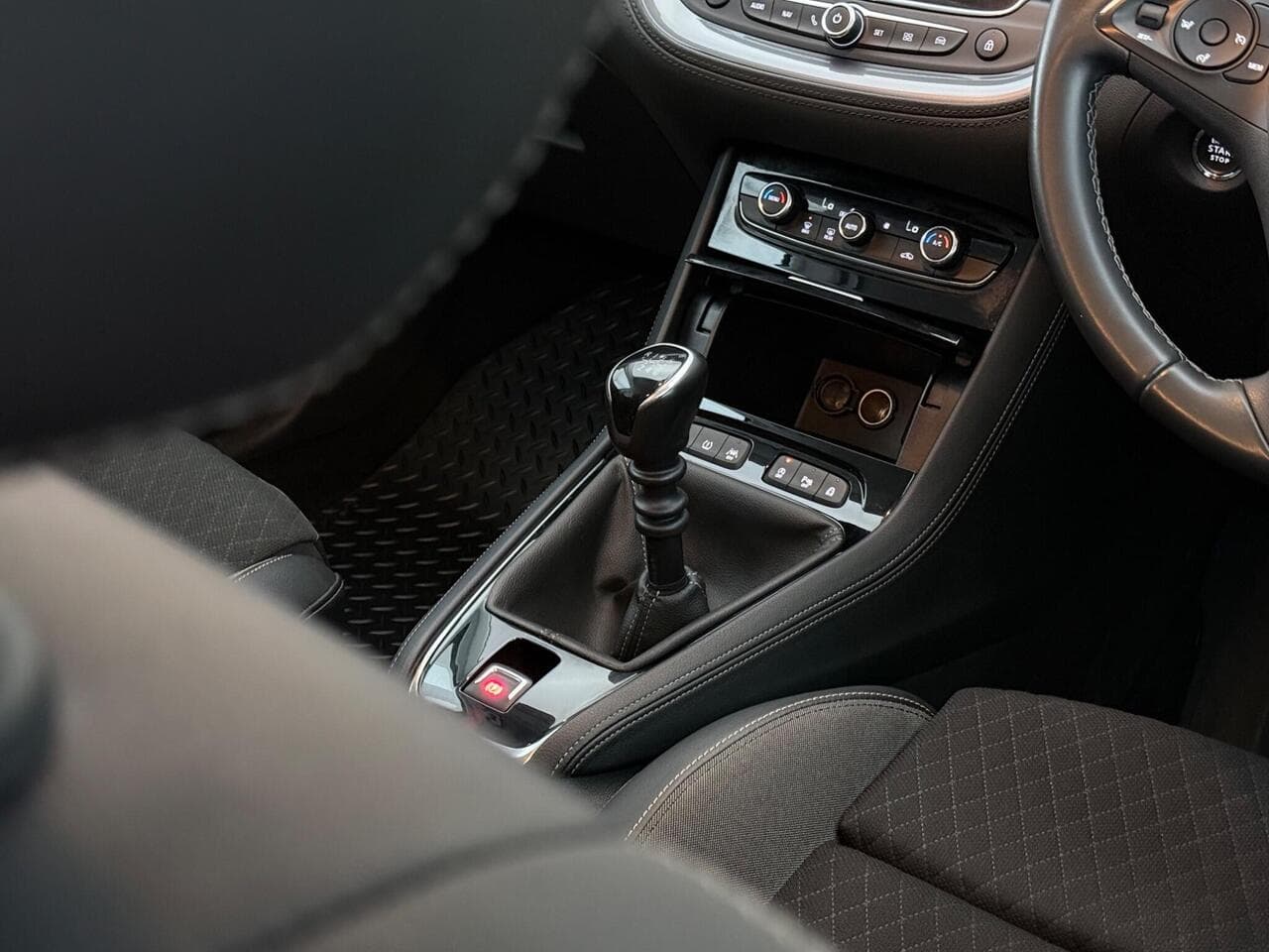 Vauxhall Grandland X thumbnail Interior Front