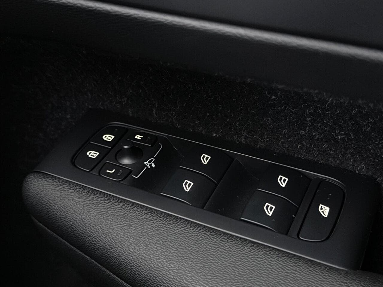 Volvo XC40 thumbnail Misc Controls