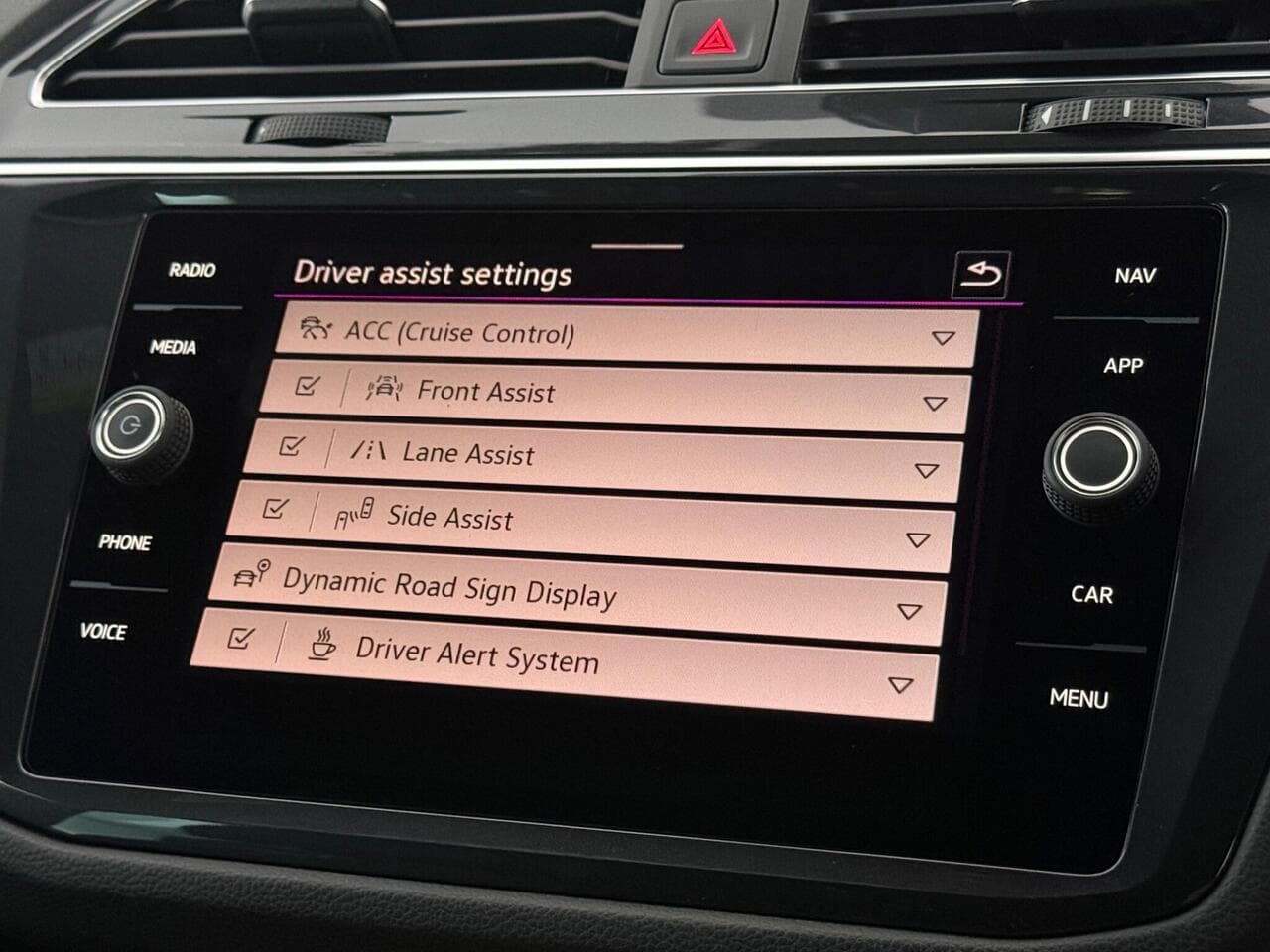 Volkswagen Tiguan thumbnail Infotainment System