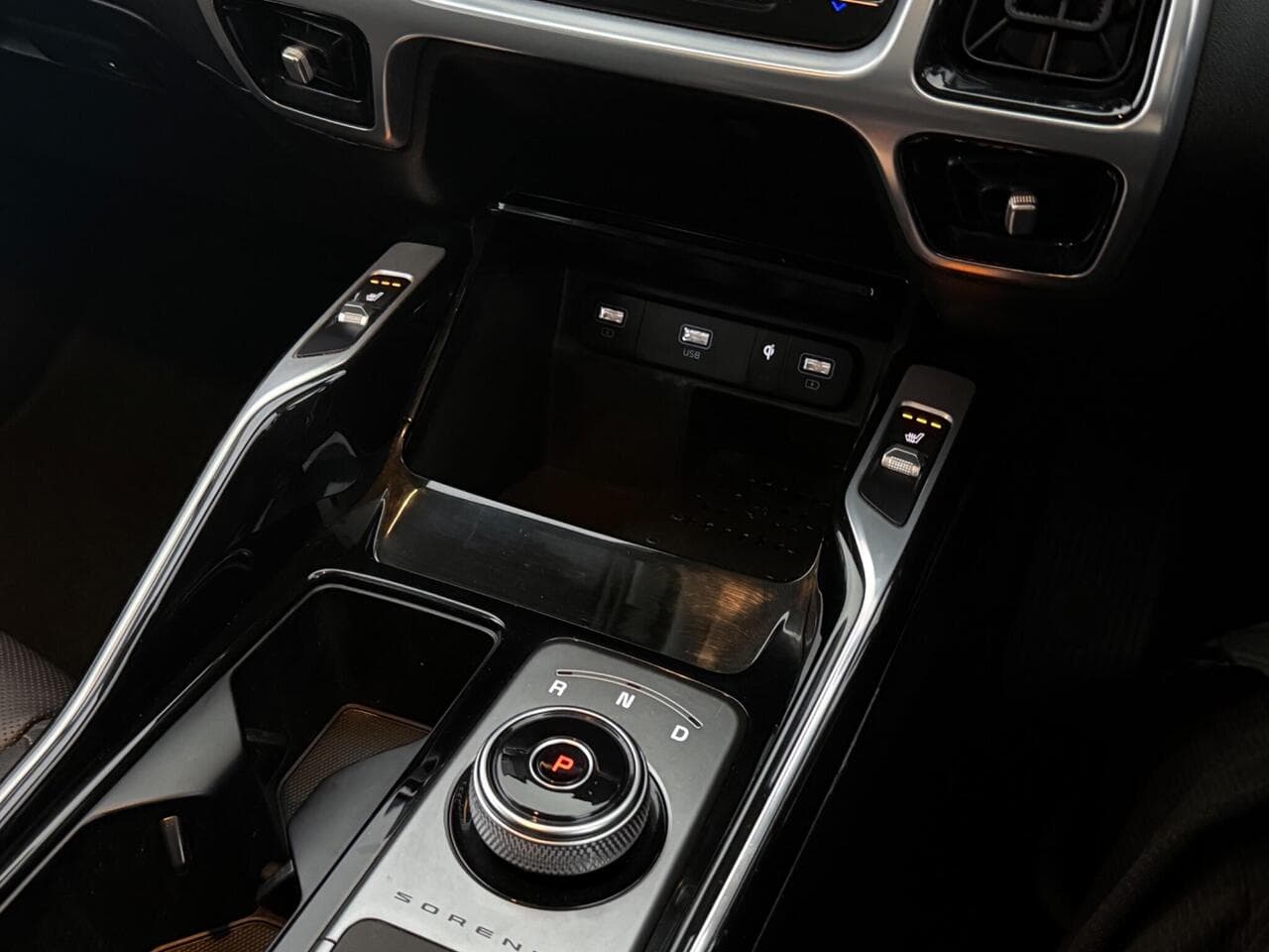 Kia Sorento thumbnail Interior Front