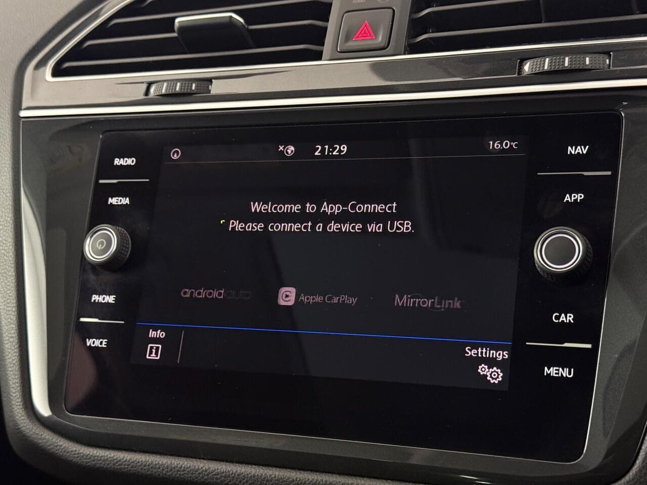 Volkswagen Tiguan thumbnail Infotainment System