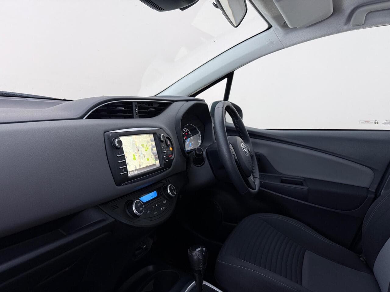 Toyota Yaris thumbnail Interior Front