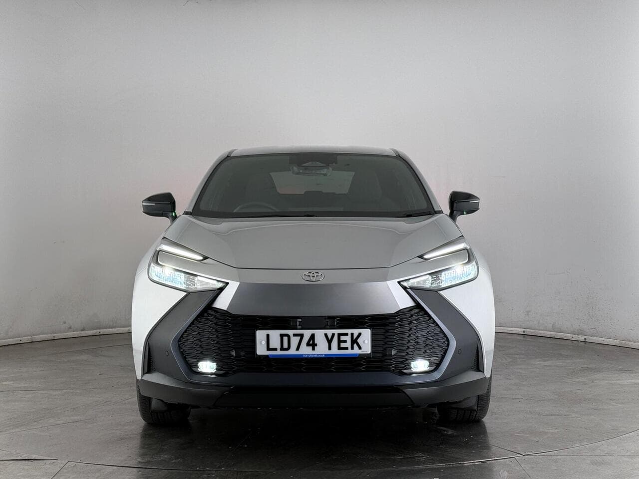 Toyota C-HR thumbnail Front