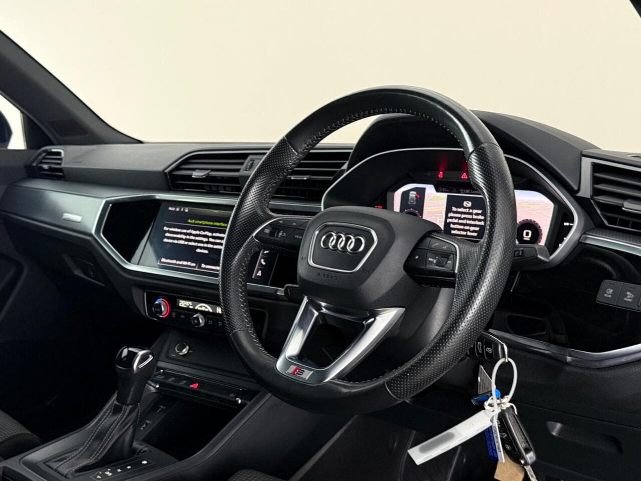 Audi Q3 thumbnail Interior Front
