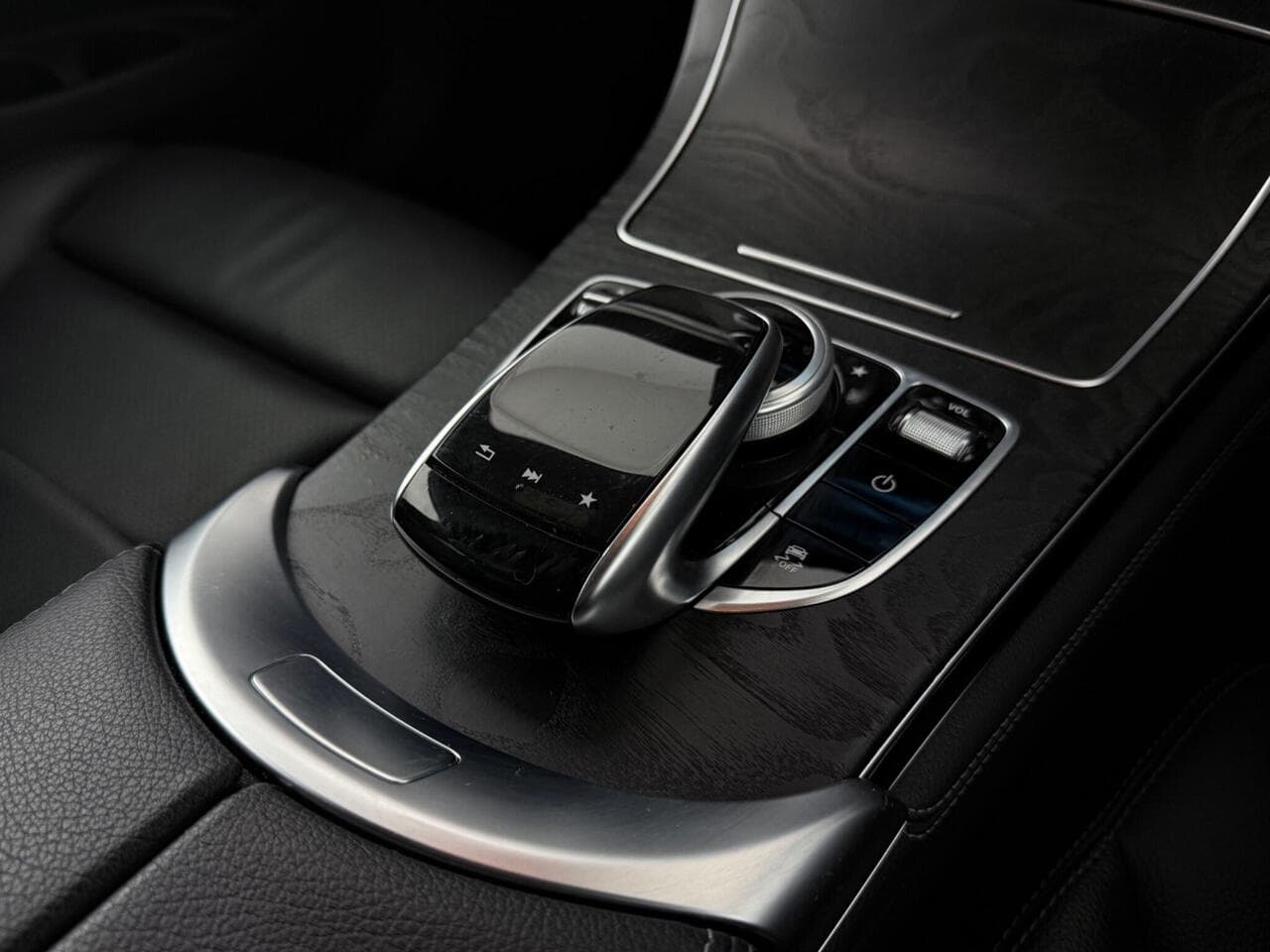 Mercedes-Benz GLC thumbnail Interior Front