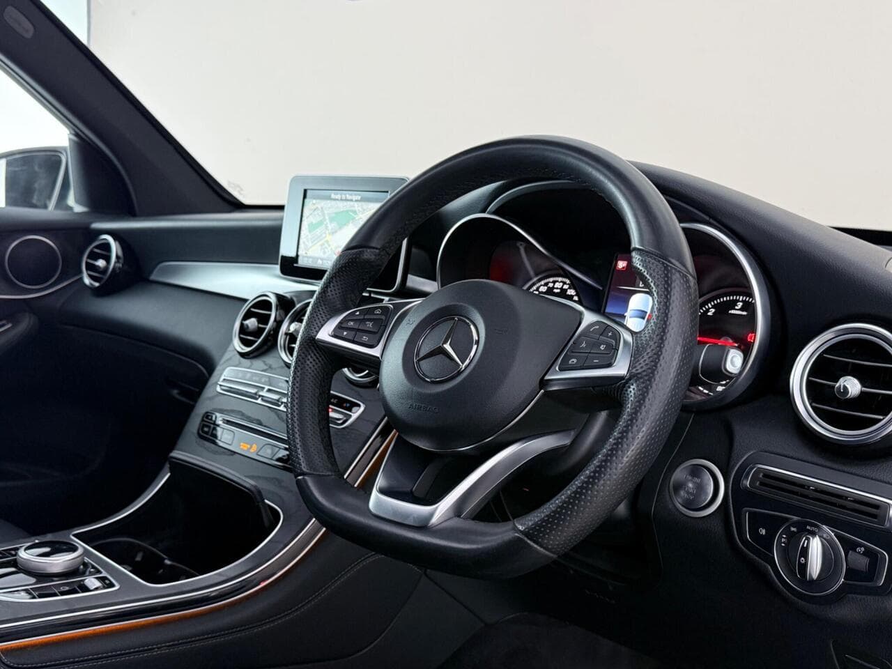 Mercedes-Benz GLC thumbnail Interior Front