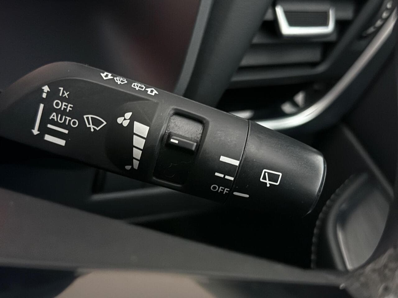 Nissan Qashqai thumbnail Misc Controls