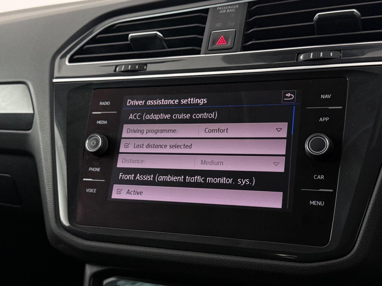 Volkswagen Tiguan thumbnail Infotainment System