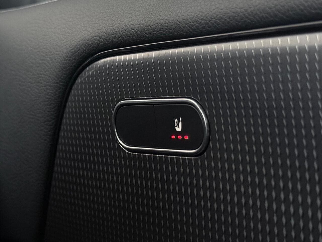 Mercedes-Benz GLA thumbnail Misc Controls
