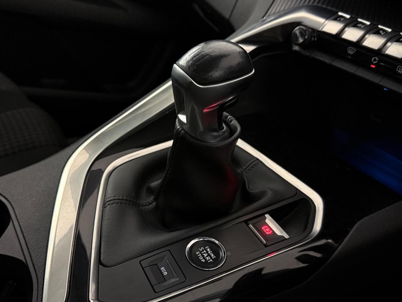 Peugeot 5008 thumbnail Interior Front