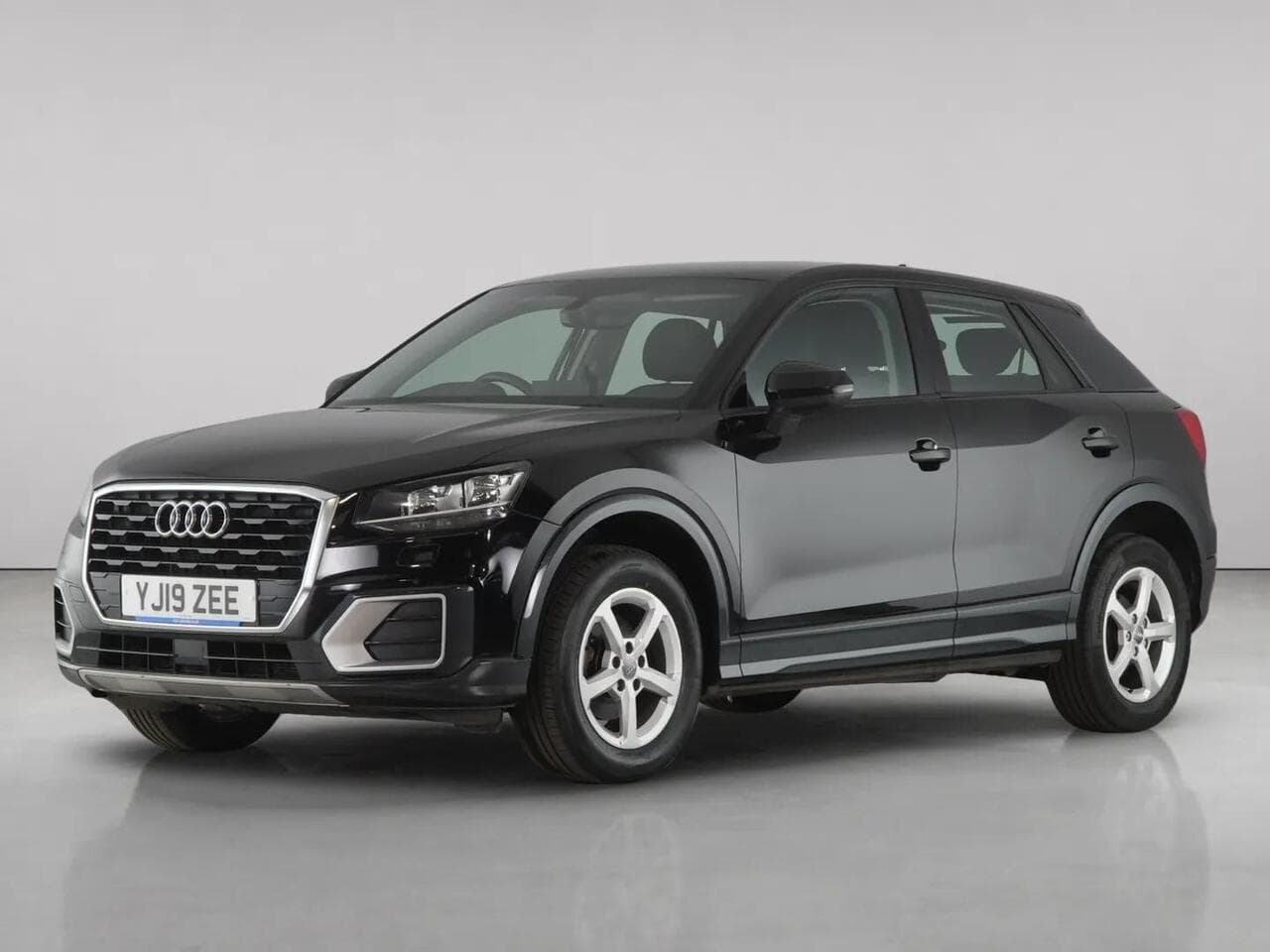 Audi Q2 thumbnail Front Left