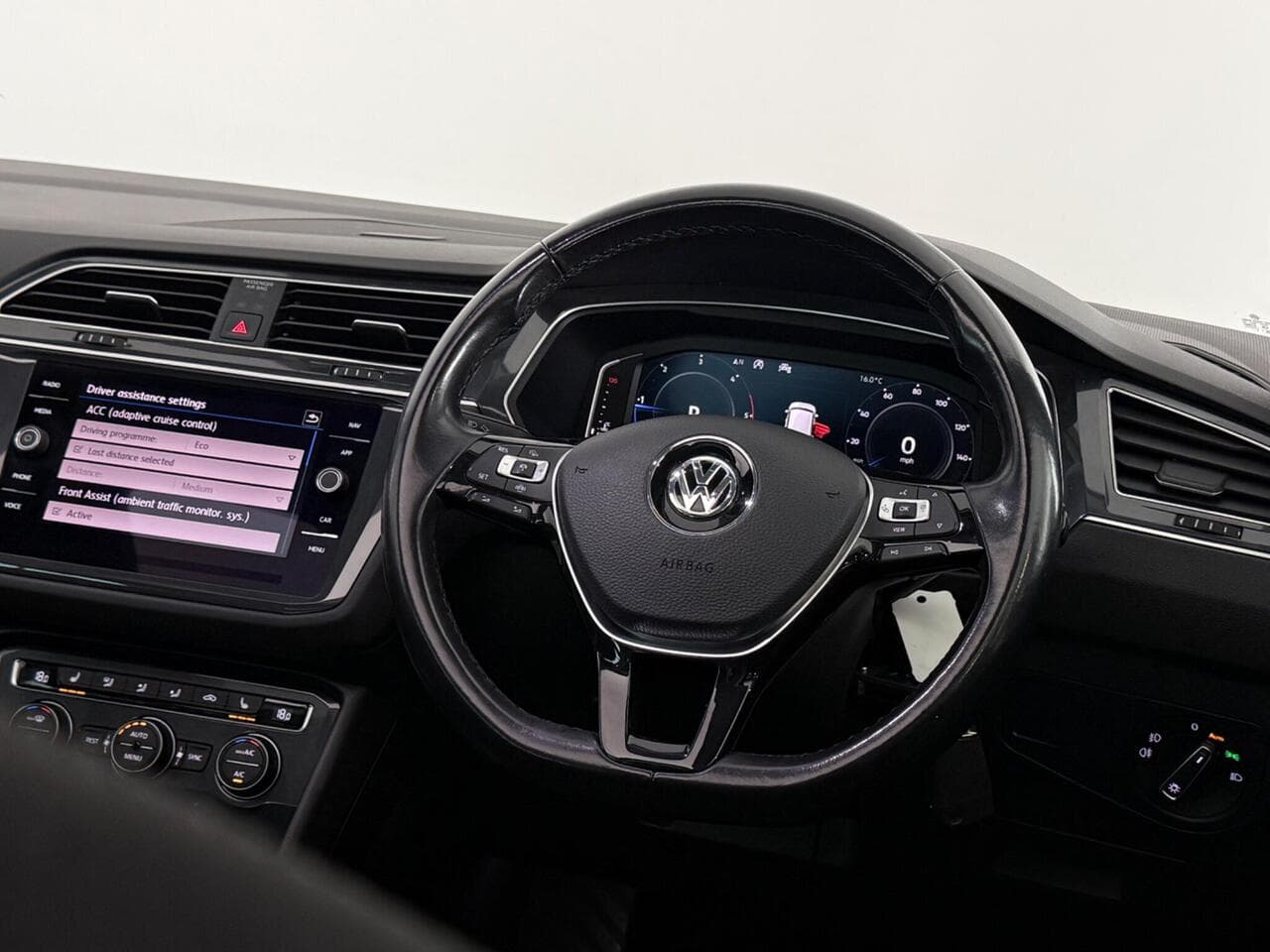 Volkswagen Tiguan thumbnail Steering Wheel