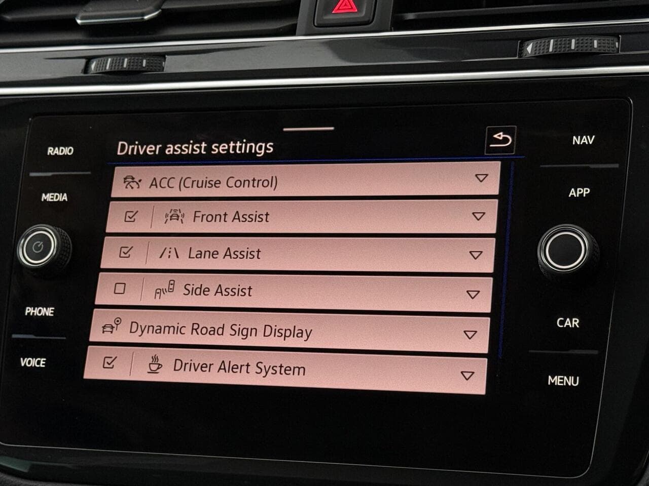 Volkswagen Tiguan thumbnail Infotainment System