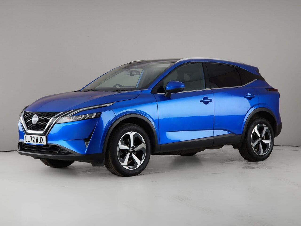 Nissan Qashqai thumbnail Front Left