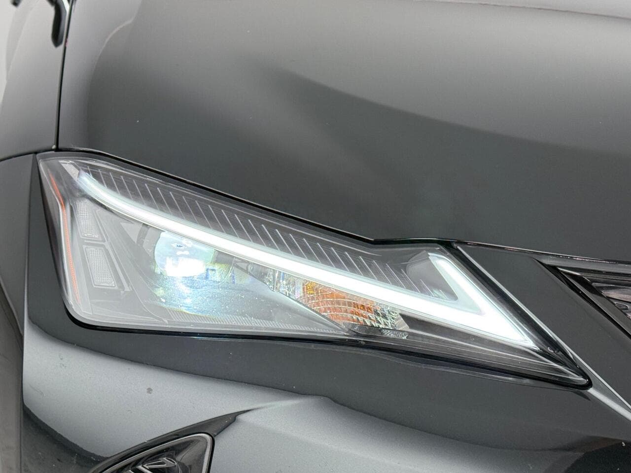 Lexus UX thumbnail Lights Front