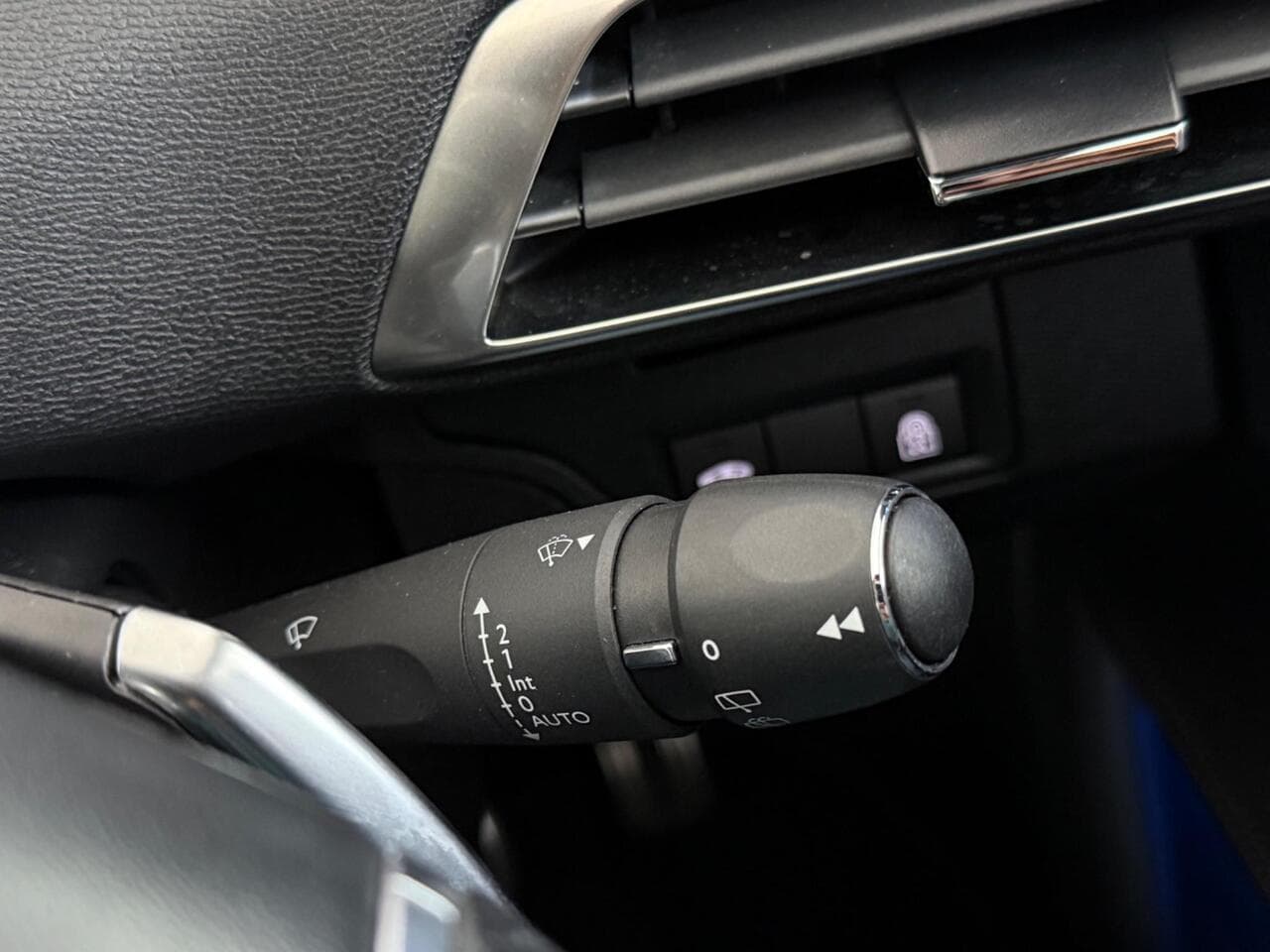 Peugeot 3008 thumbnail Misc Controls