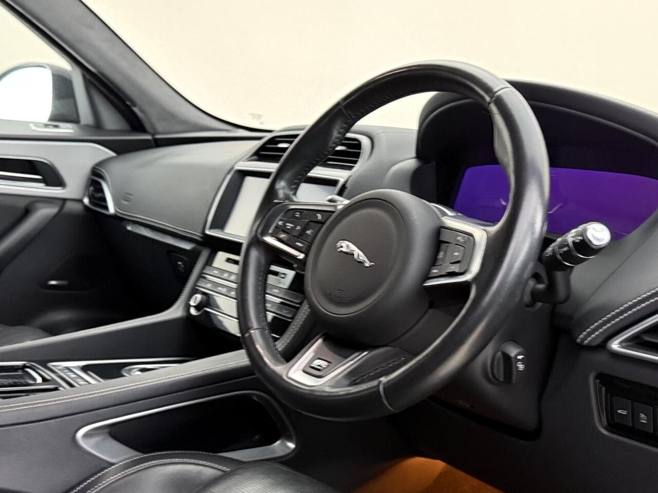 Jaguar F-PACE thumbnail Interior Front