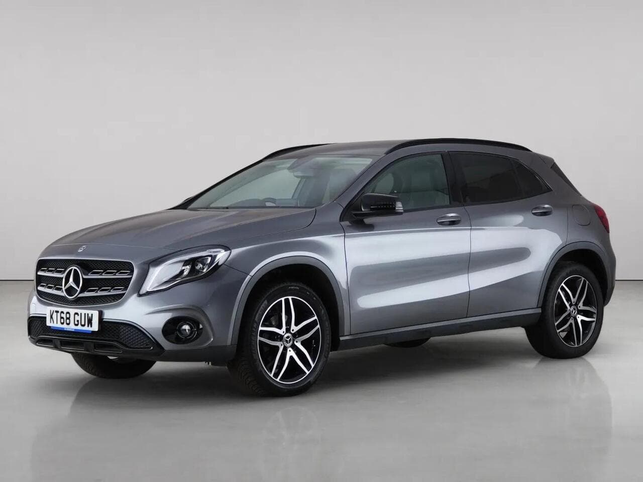 Mercedes-Benz GLA thumbnail Front Left