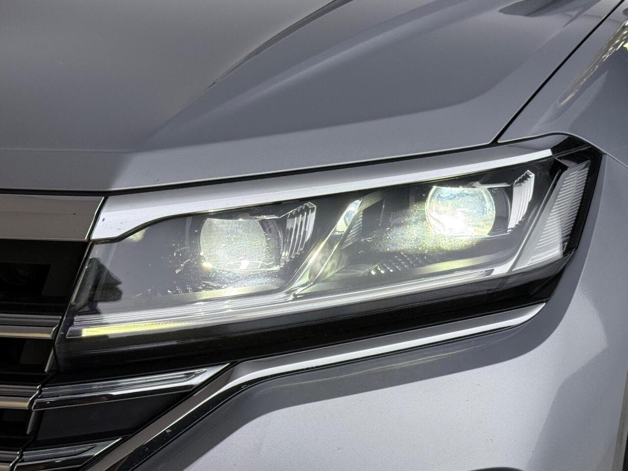 Volkswagen Touareg thumbnail Lights Front