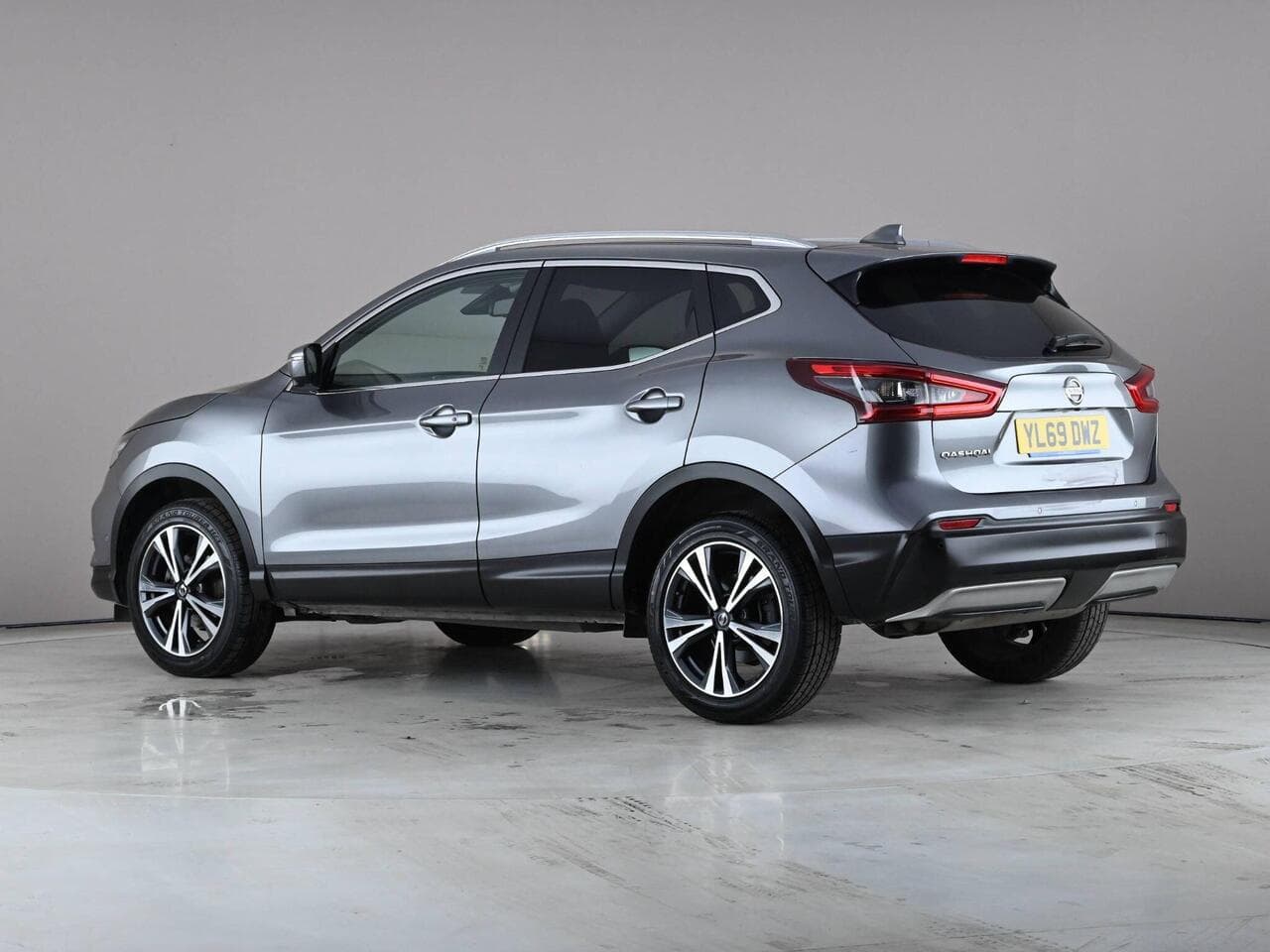 Nissan Qashqai thumbnail Side Left